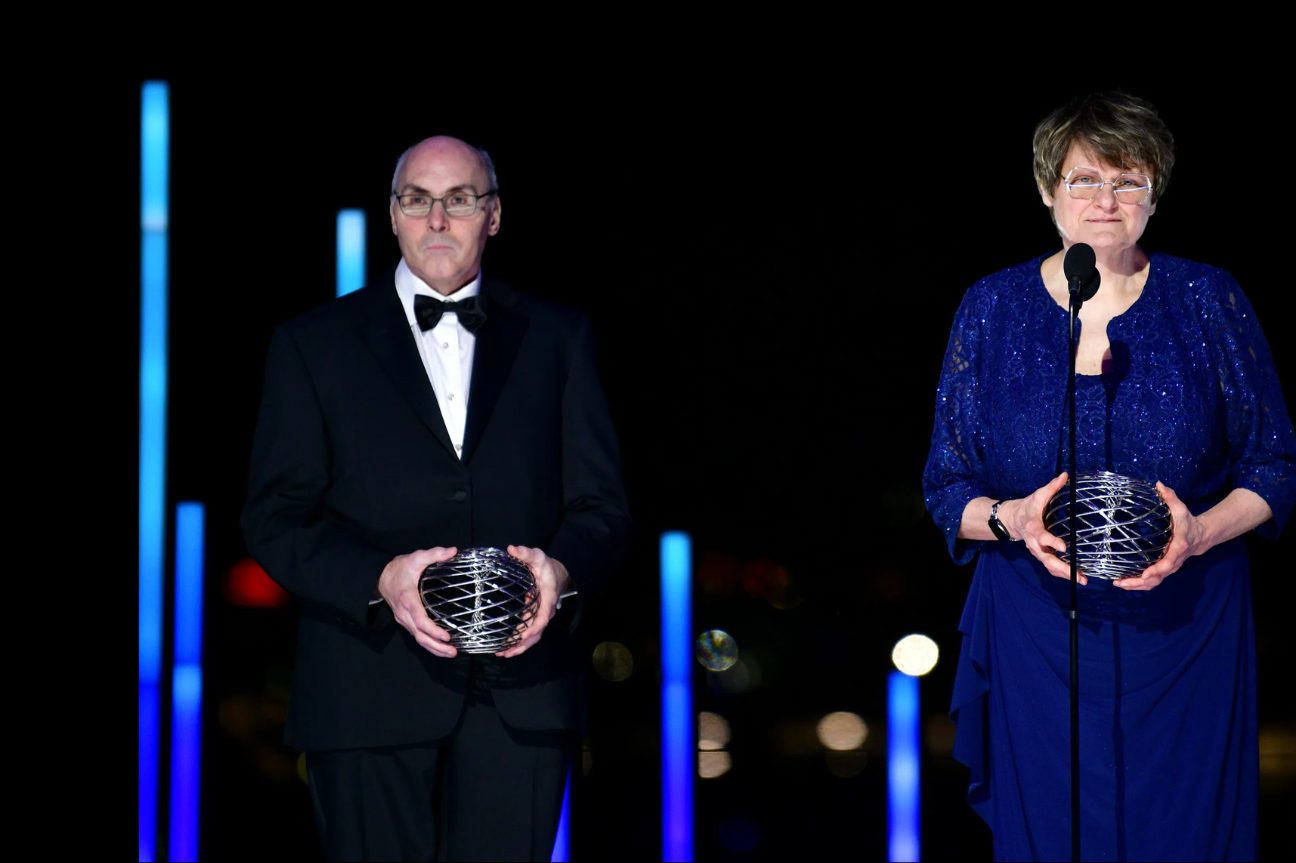 Otorgan Premio Nobel de Medicina a científicos por desarrollo de vacuna contra COVID-19