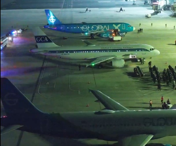 Desafía Trump suspensión temporal a Ley de Enemigos Extranjeros; deporta a más de 250 personas a El Salvador