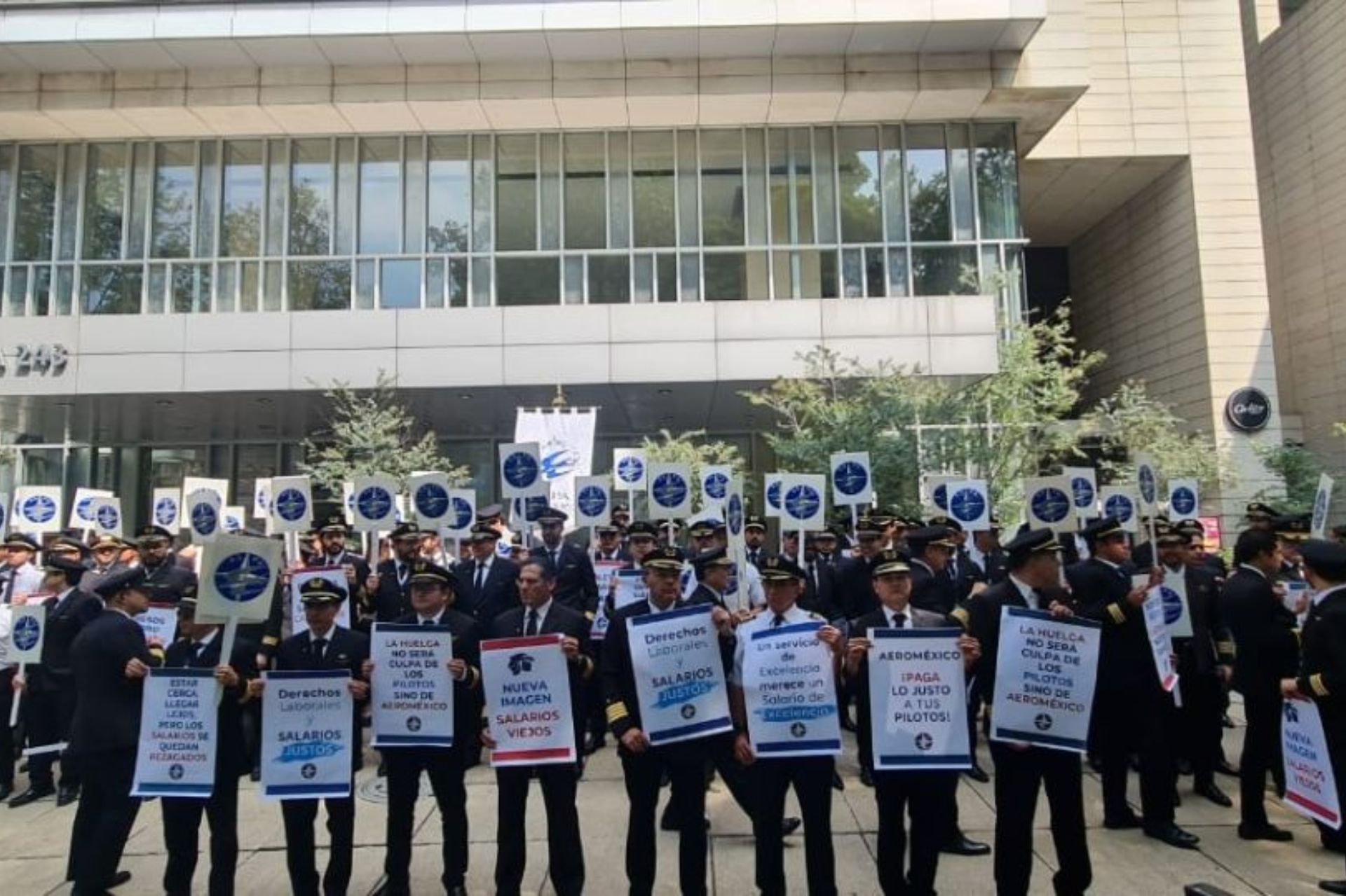 Descartan huelga de pilotos de Aeroméxico tras lograr acuerdo salarial