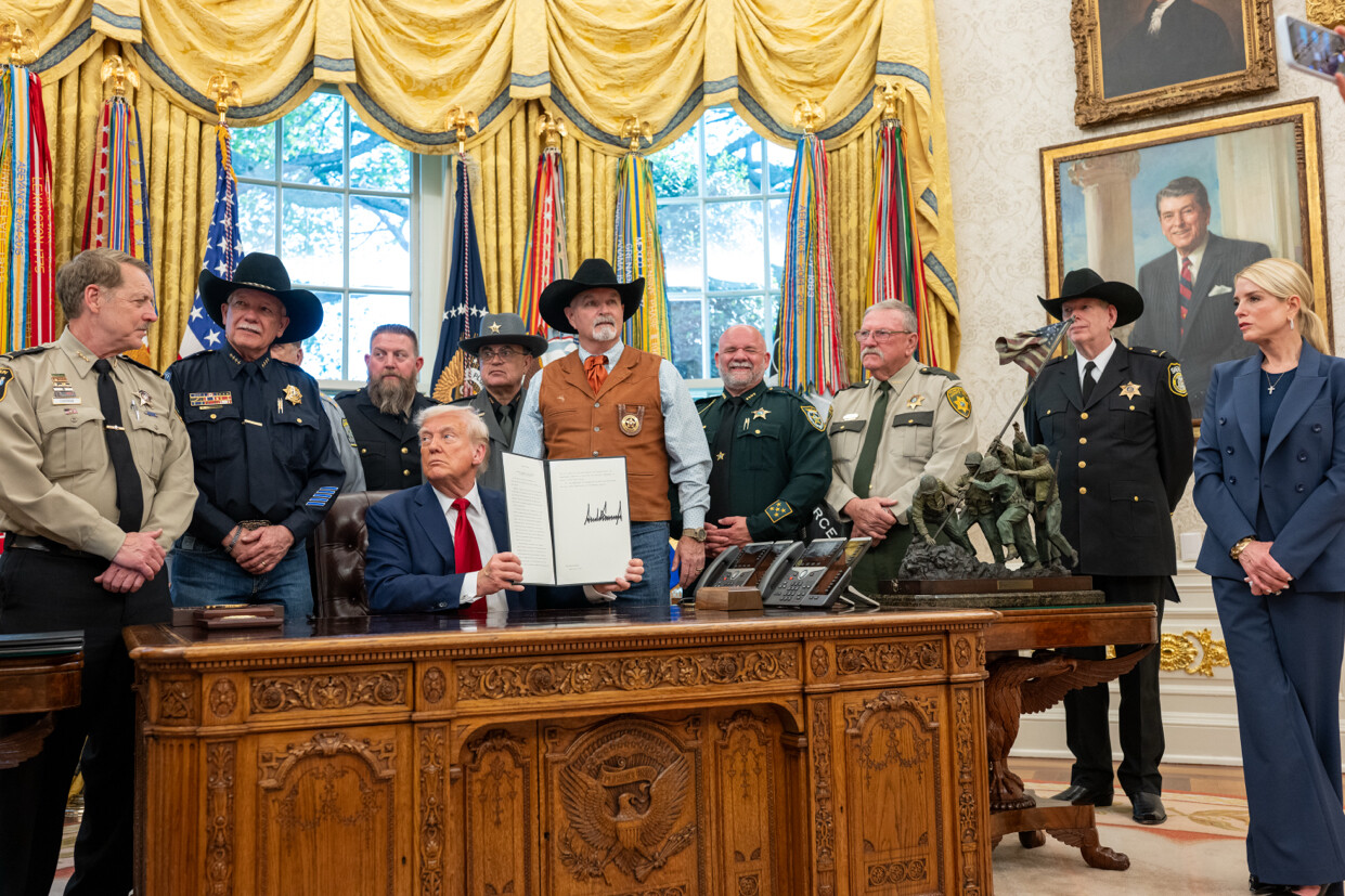Firma Donald Trump orden ejecutiva para sancionar a "ciudades santuario" que protejan a personas migrantes