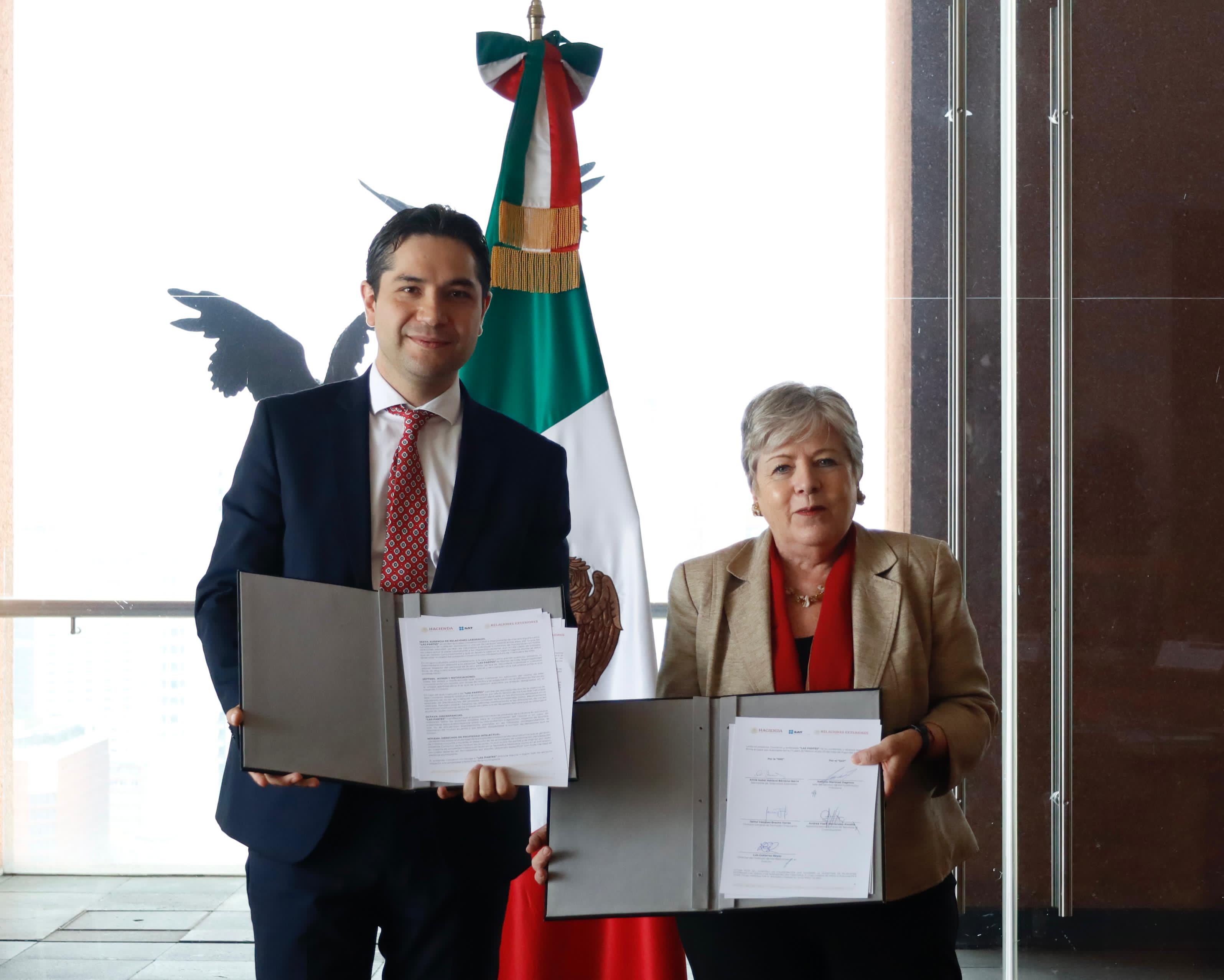 Firman convenio SAT y SRE para que mexicanas y mexicanos puedan inscribirse al RFC desde cualquier parte del mundo