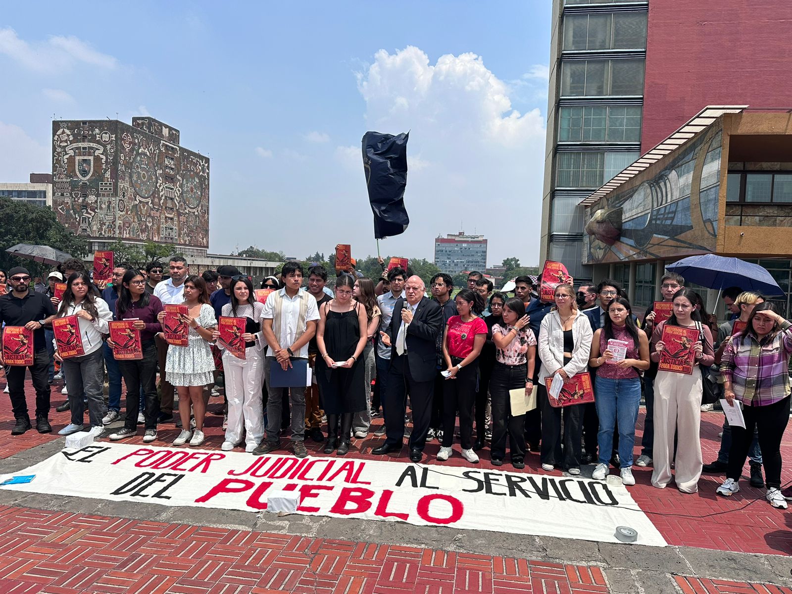 Se manifiestan estudiantes universitarios a favor de la Reforma al Poder Judicial