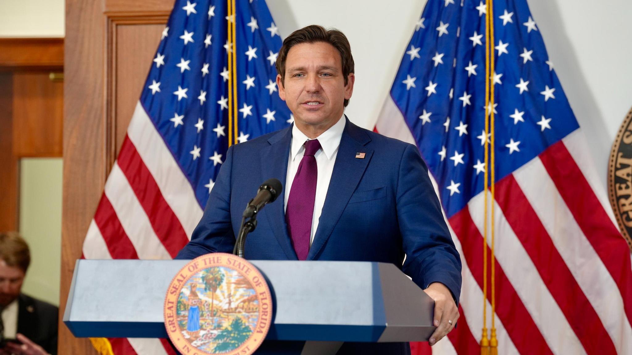 Firma Ron DeSantis una nueva legislación antimigrantes en Florida
