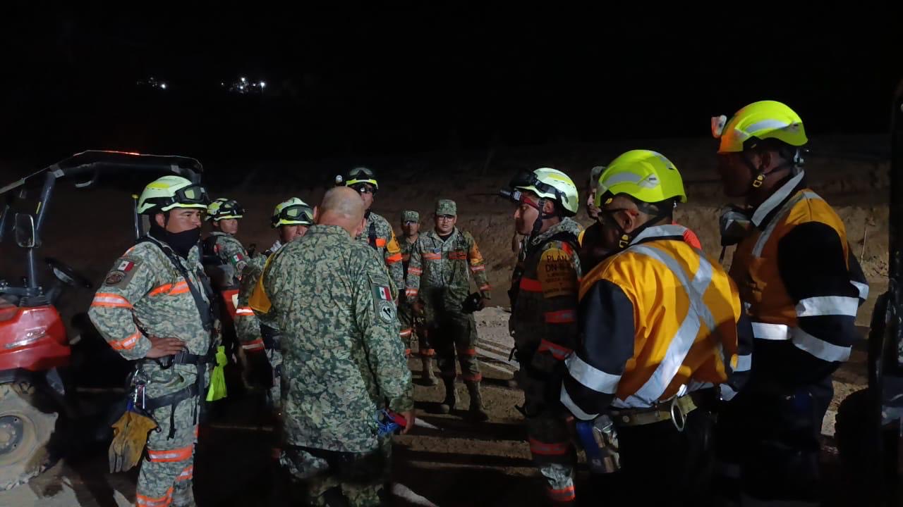 Rescatan con vida al primer trabajador de la mina Santa Fe, en El Rosario, Sinaloa