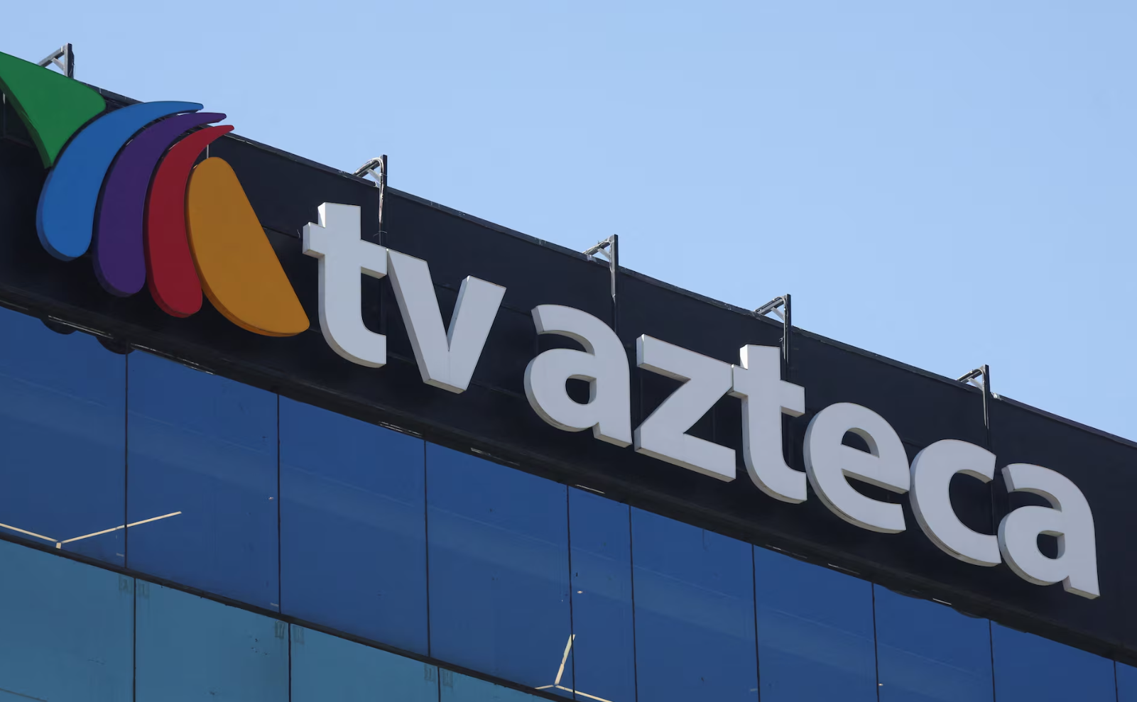 Filiales de TV Azteca piden protección judicial por no poder pagar sus deudas