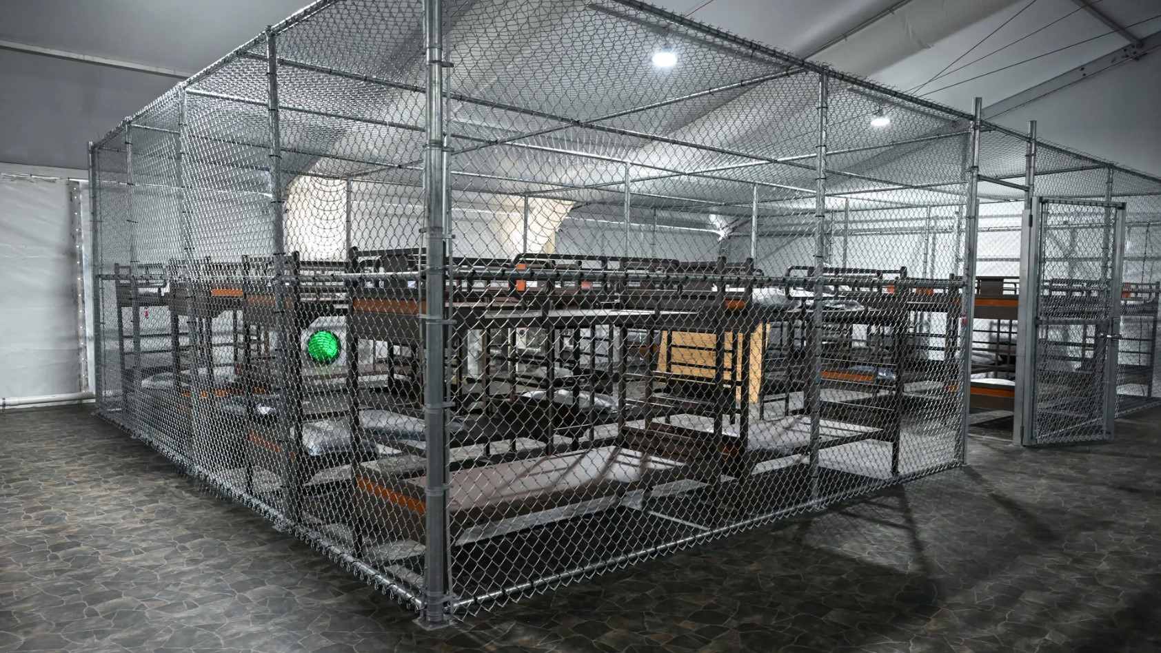 Cierra el centro de detención migratoria “Alligator Alcatraz”, tras casi 21 mil deportaciones