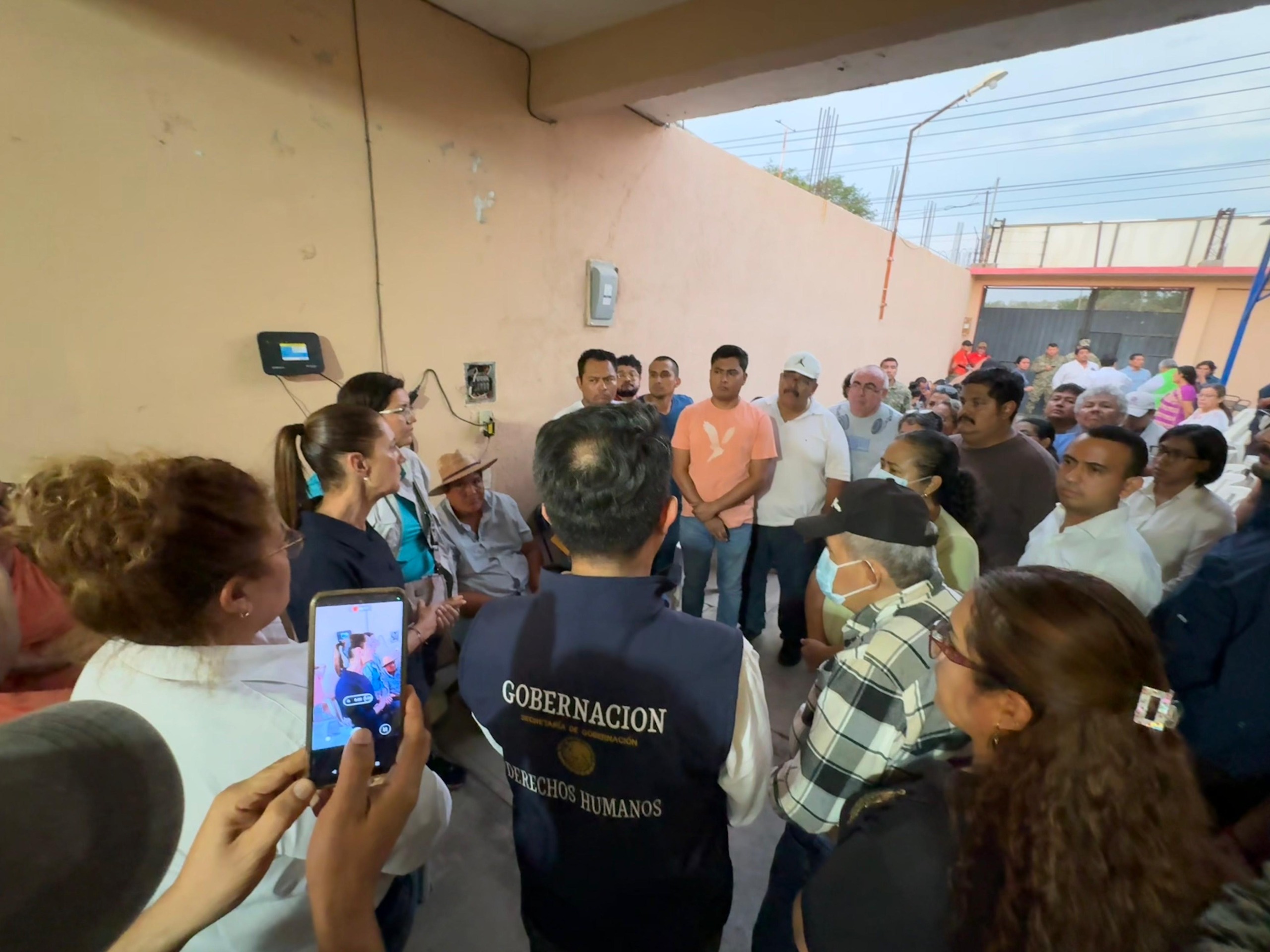 En Oaxaca, presidenta Sheinbaum conversa con víctimas de accidente del Tren Interoceánico