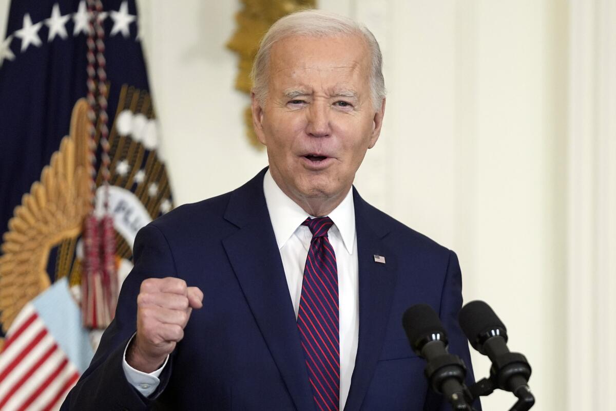 Renuncia Biden a la carrera por la Casa Blanca y muestra su apoyo a Harris