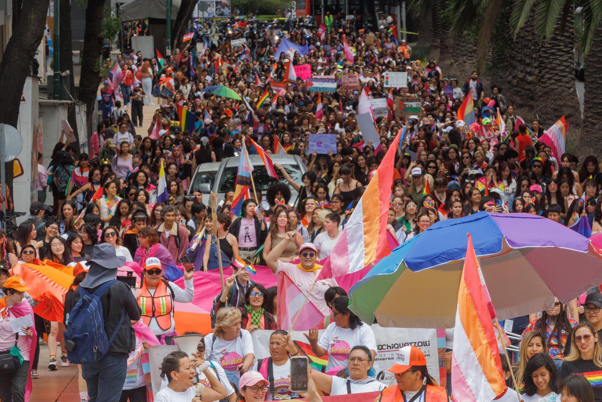 Exigen mejores vidas para las "lenchitudes" en la Marcha Lencha en la CDMX