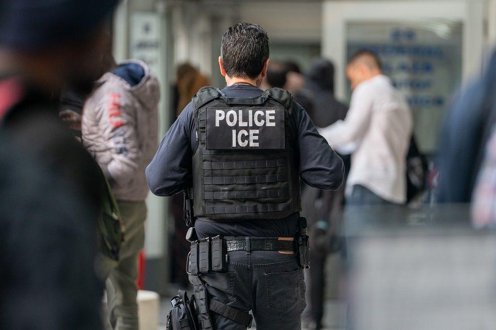 ICE suspende temporalmente detenciones de vehículos tras tiroteos en Texas y Maine que dejaron dos migrantes fallecidos