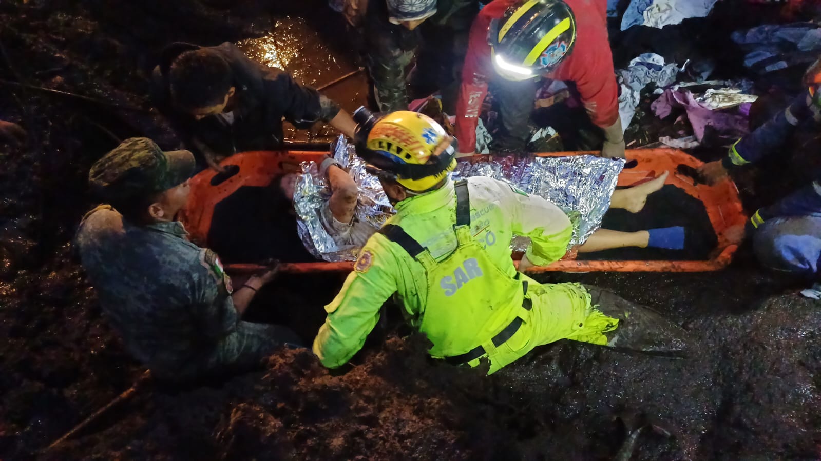 Rescatan a tres personas tras desgajamiento de un cerro en Jilotzingo, Estado de México