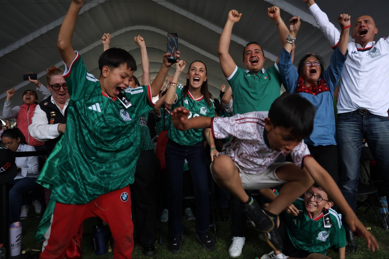 México dejó claro porque es la mejor afición del Mundo, luego del triunfo de la selección mexicana en el Mundial