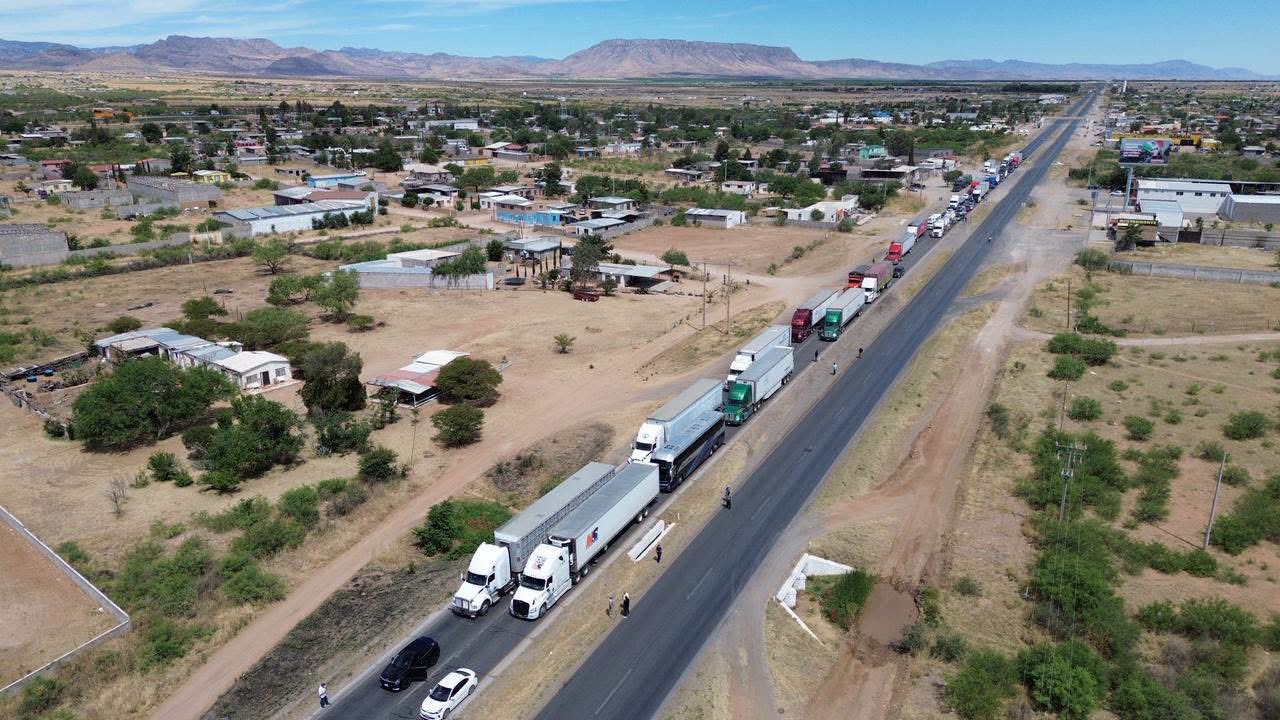 Reportan bloqueos carreteros y suspensión de transporte previo a marcha de Morena en Chihuahua; acusan posible boicot del gobierno estatal
