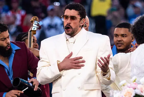 "Lo único más poderoso que el odio es el amor": Bad Bunny convierte el medio tiempo del Super Bowl en una reivindicación latina