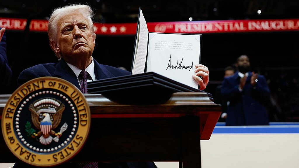 Impone Trump aranceles del 30% a la Unión Europea