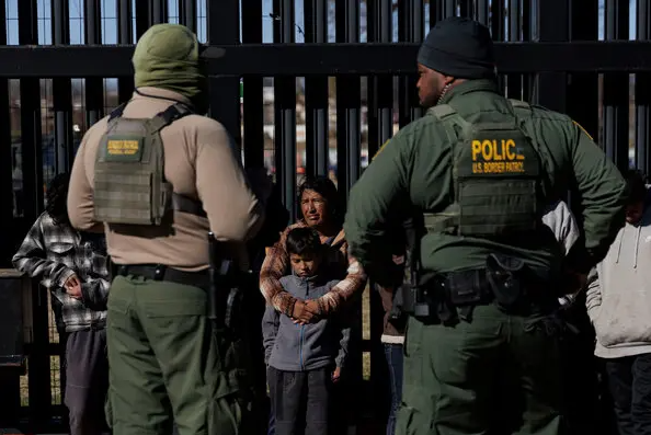 Autoriza tribunal que la Policía de Texas detenga a personas que sospeche están en EE.UU. de forma irregular