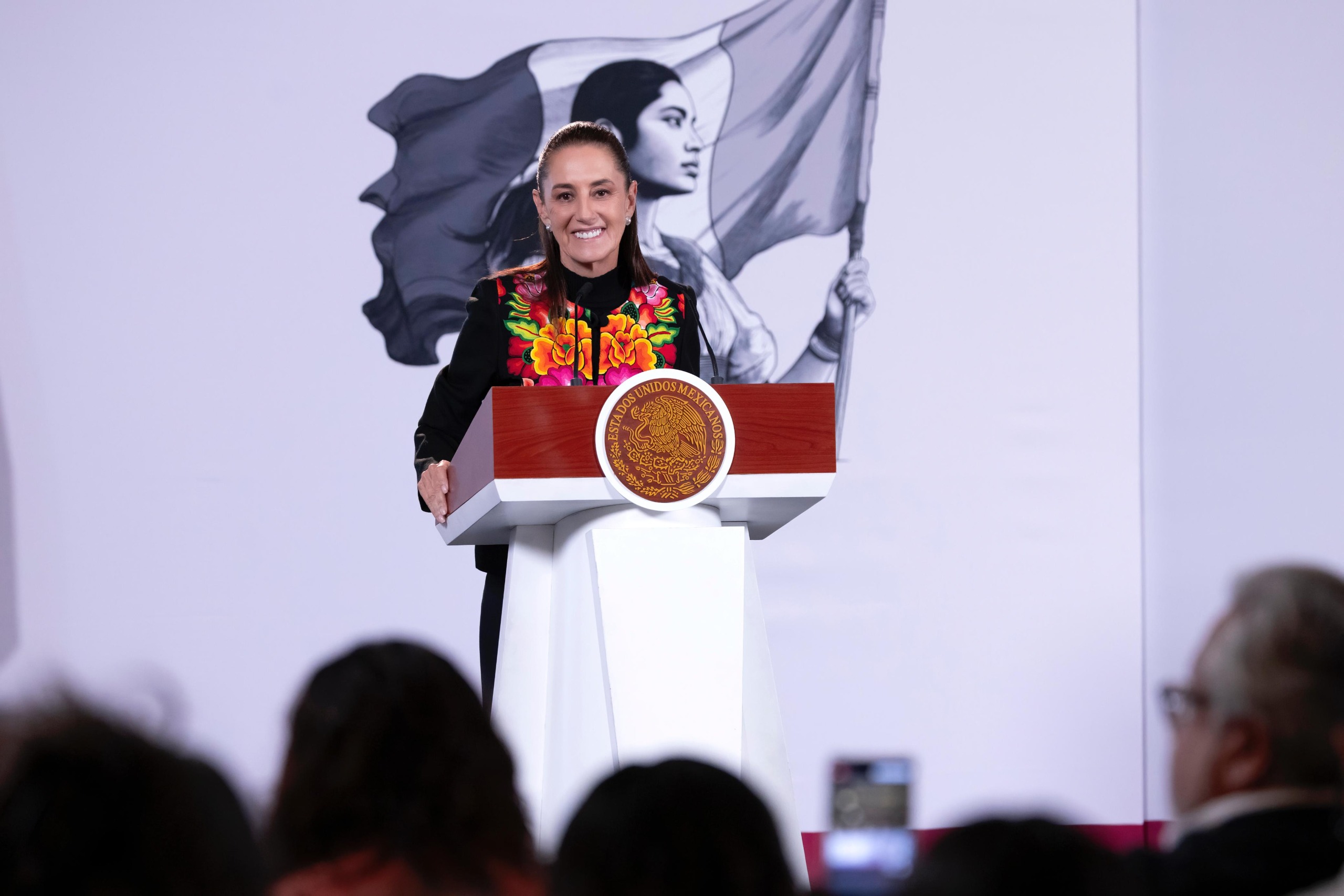 Ajuste a límite de las deducciones fiscales para transportistas está dirigido a solo 170 grandes empresas: Claudia Sheinbaum