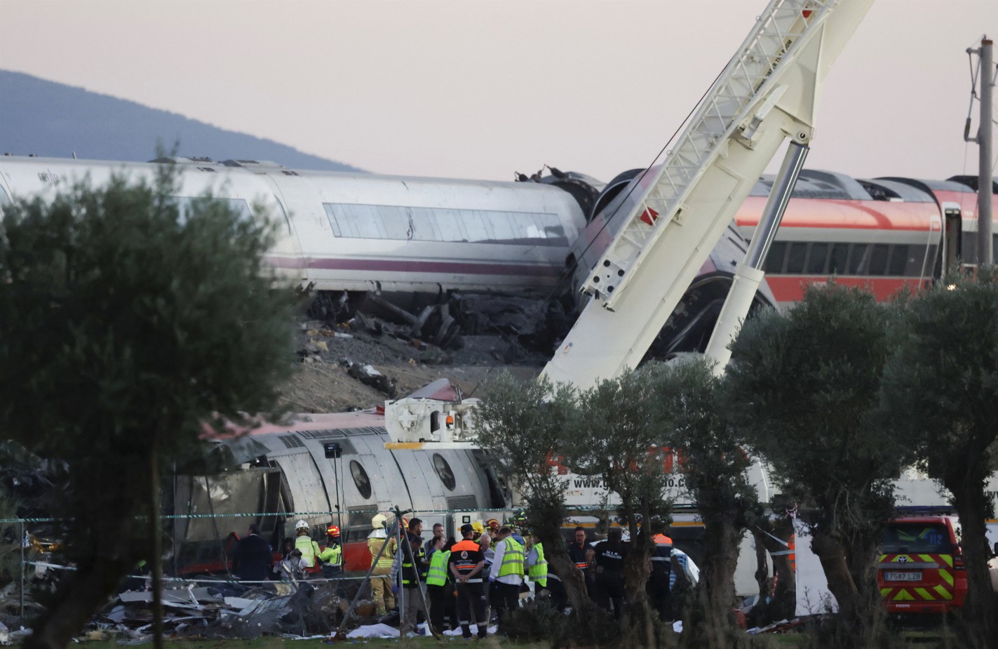 Choque de trenes de alta velocidad en España deja al menos 68 muertos