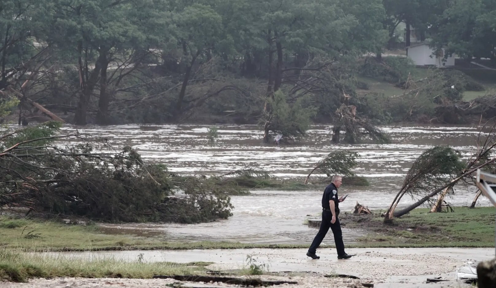 Sube a 59 la cifra de fallecidos por inundaciones en Texas; declara Trump zona de desastre mayor