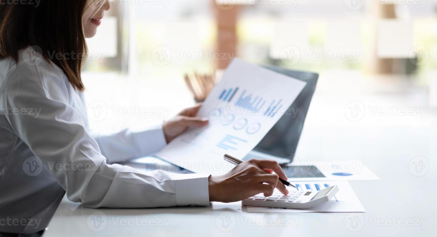 Continúa la disparidad de género en empleos e ingreso: OIT
