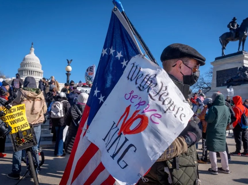 Reaccionan medios internacionales a masivas protestas por el “No Kings Day” en todo EE.UU.
