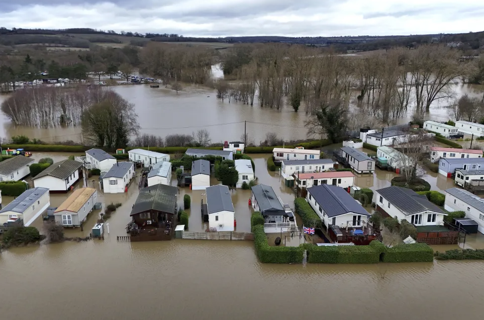 Causan inundaciones las fuertes lluvias y nevadas en Reino Unido