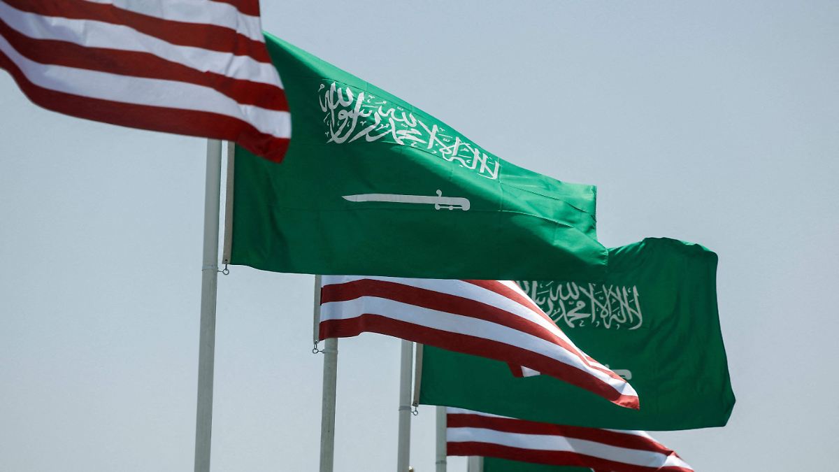 Firman EE.UU. y Arabia Saudita un acuerdo que permitirá al reino tener un programa nuclear