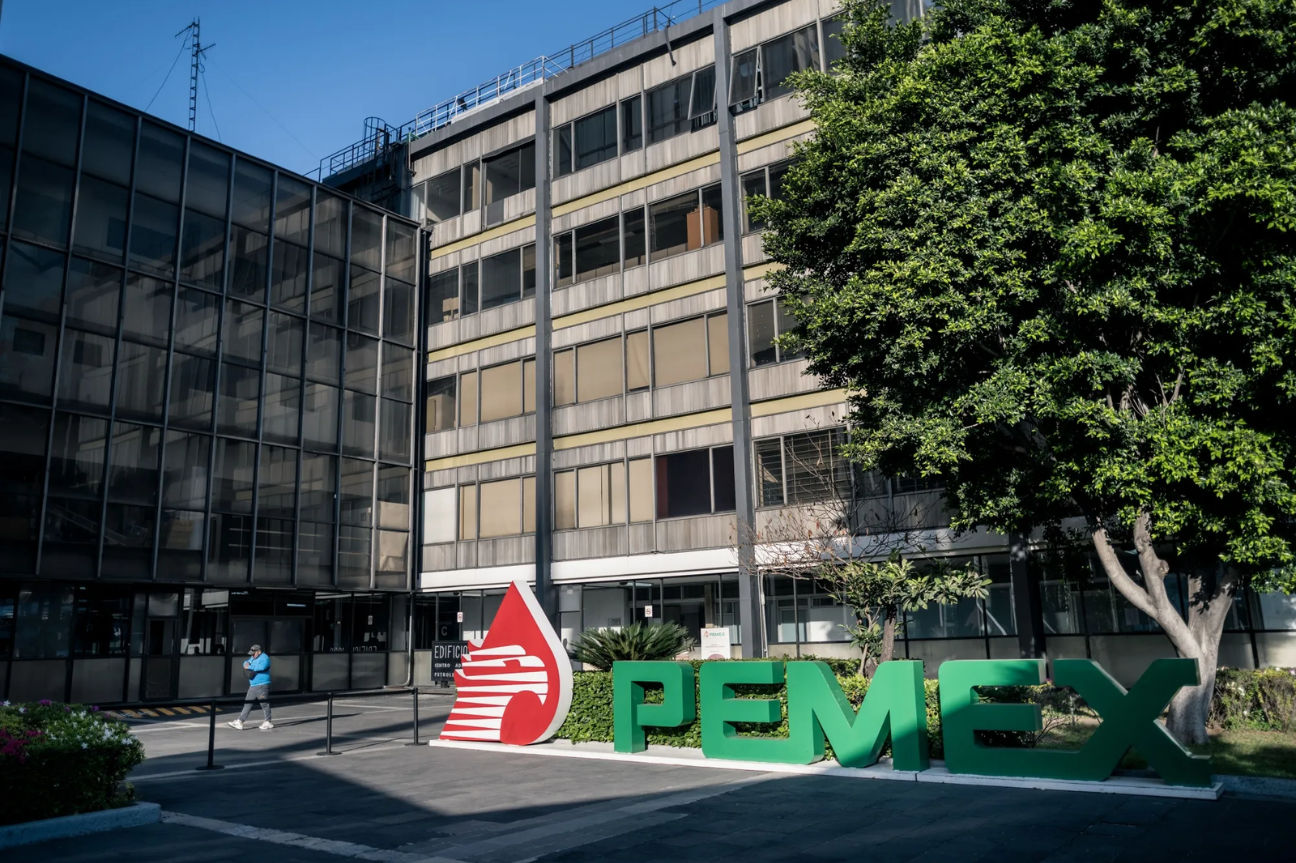 México asegura financiamiento internacional para Pemex con emisión récord de deuda