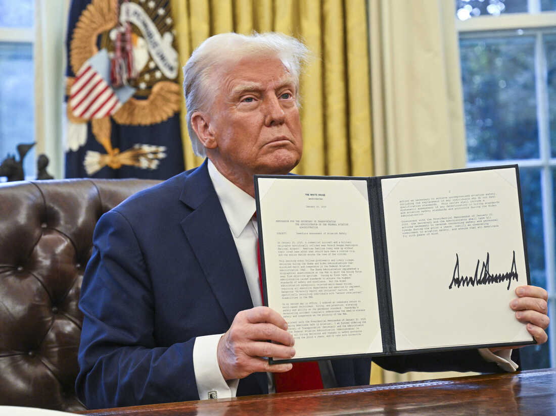 Amenaza Donald Trump a republicanos para que apoyen la Ley de Recisión contra medios públicos