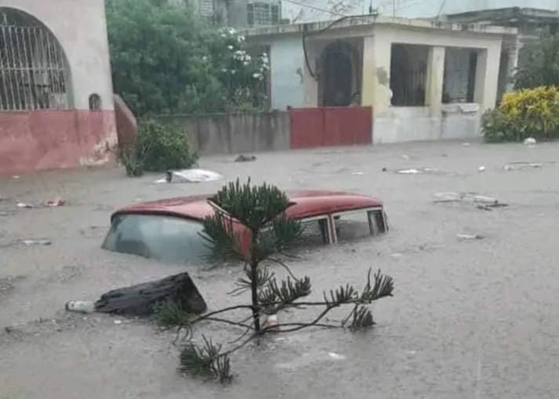 Fuertes lluvias provocan inundaciones en La Habana y podrían formar una depresión tropical