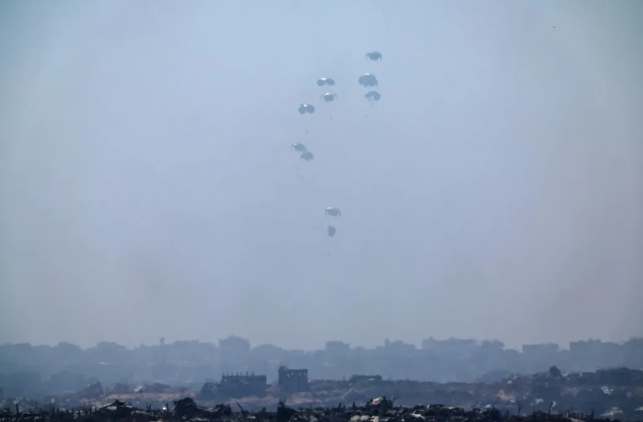 Lanzan Jordania y Emiratos Árabes Unidos ayuda humanitaria sobre Gaza