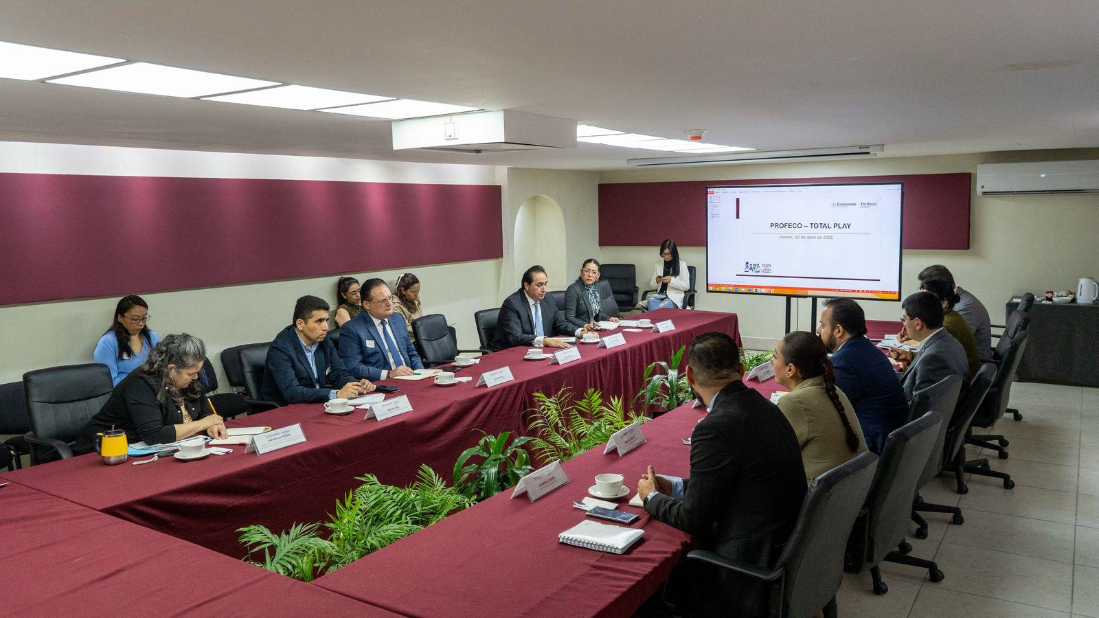 Se reúne la Profeco con TotalPlay tras denuncias en redes sociales por modificación en plan de consumo de Internet