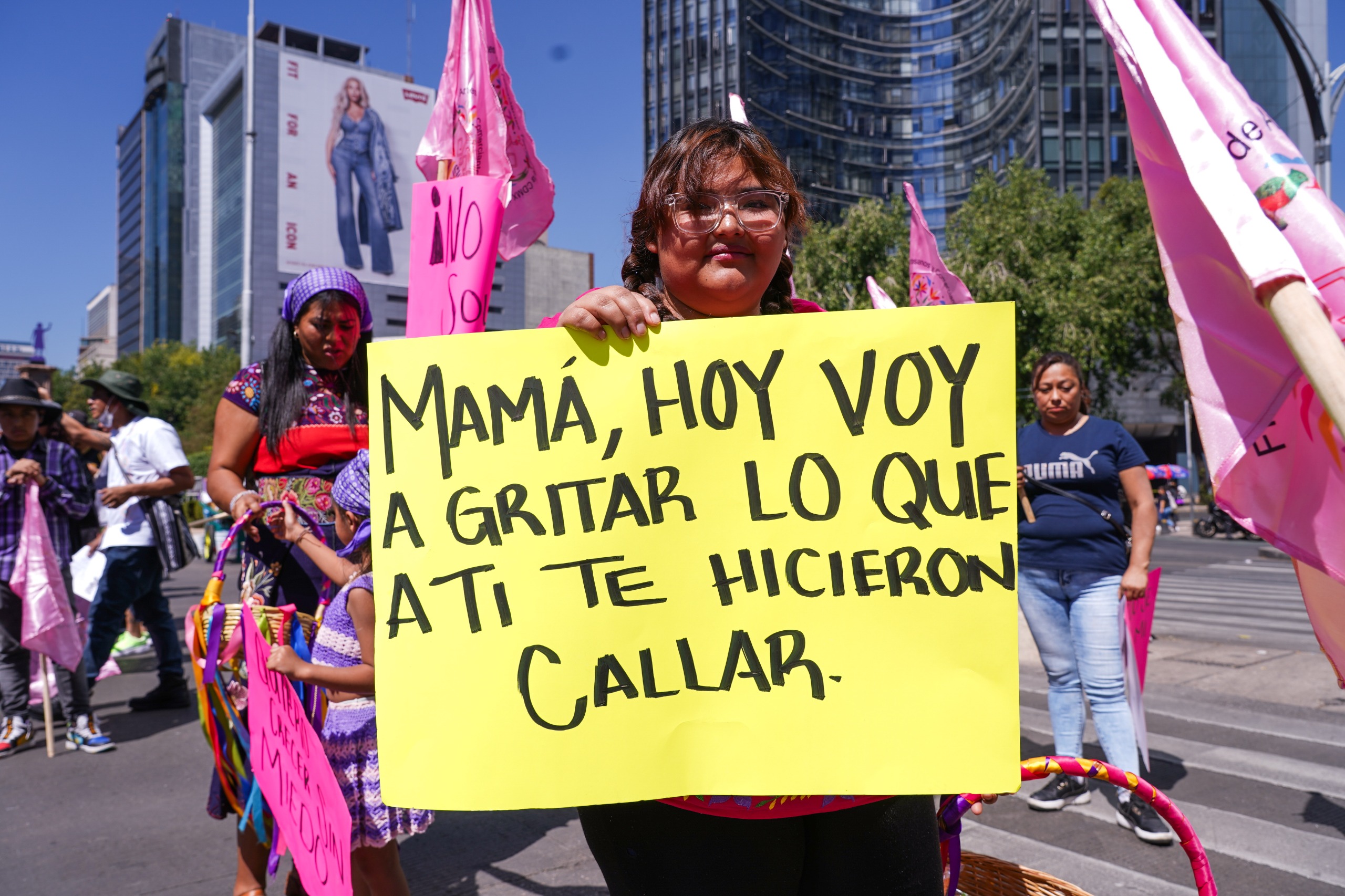 Asisten más de 200 mil mujeres a la marcha Día Internacional de la Mujer en la CDMX