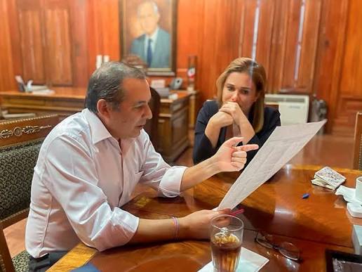 Reserva Gobierno de Chihuahua información de contratos millonarios de asesoría financiera a Maru Campos