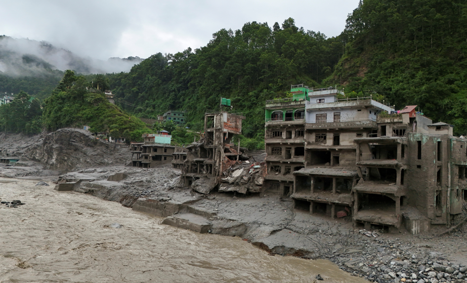 Al menos 160 muertos y cientos de desaparecidos por inundaciones en Nepal y China