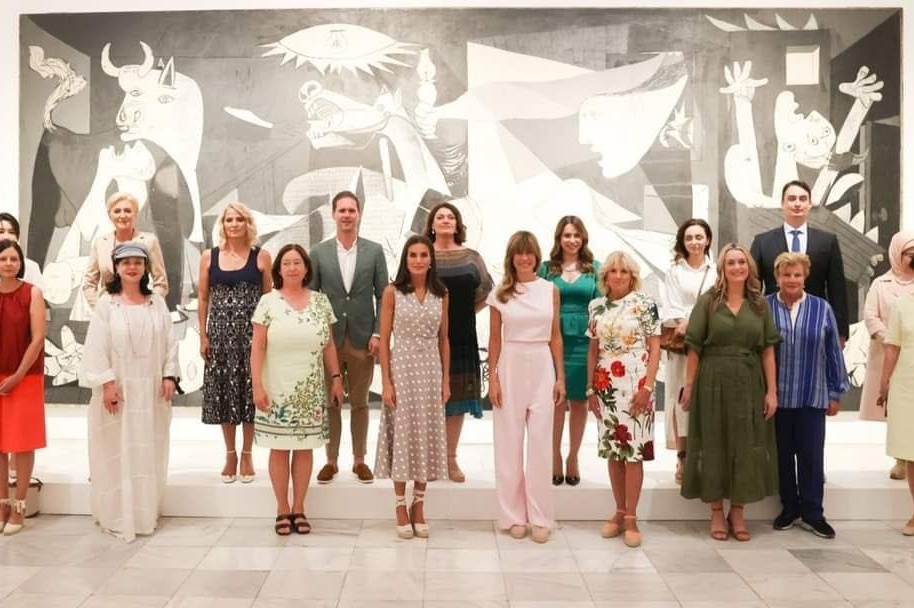 Aberrante fotografía de la OTAN con el Guernica de Picasso