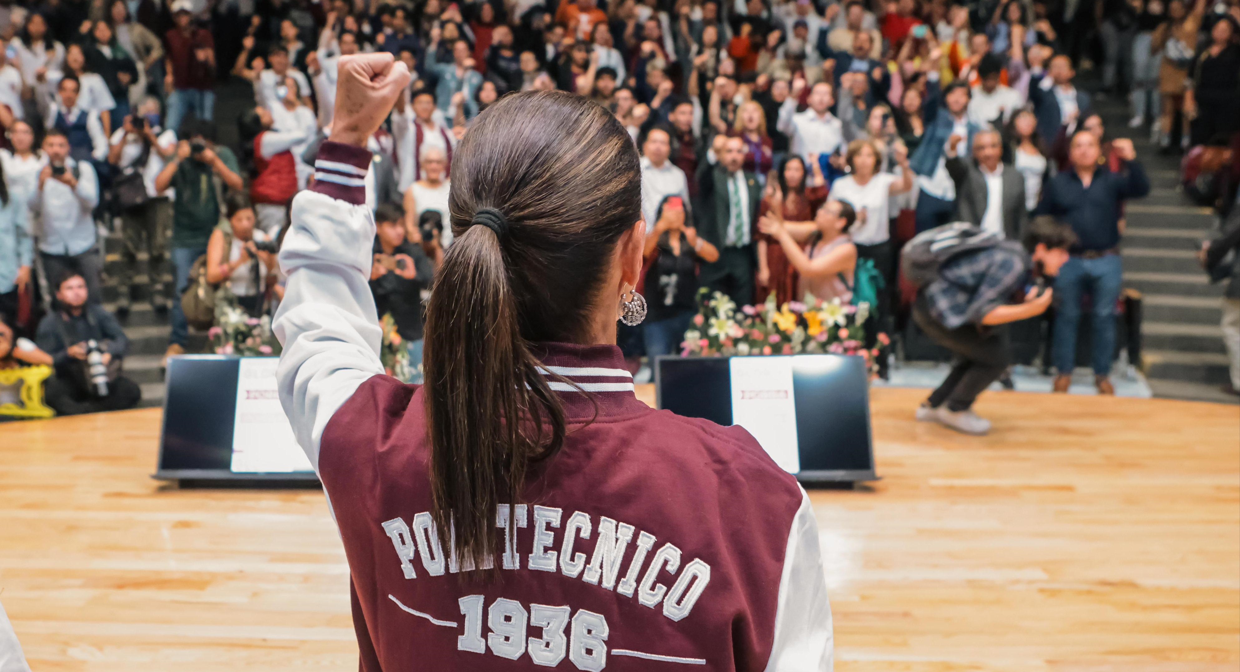 “Las mujeres ya no aspiramos a ser princesas, ya aspiramos a ser presidentas”, asegura estudiante del IPN en encuentro con Sheinbaum