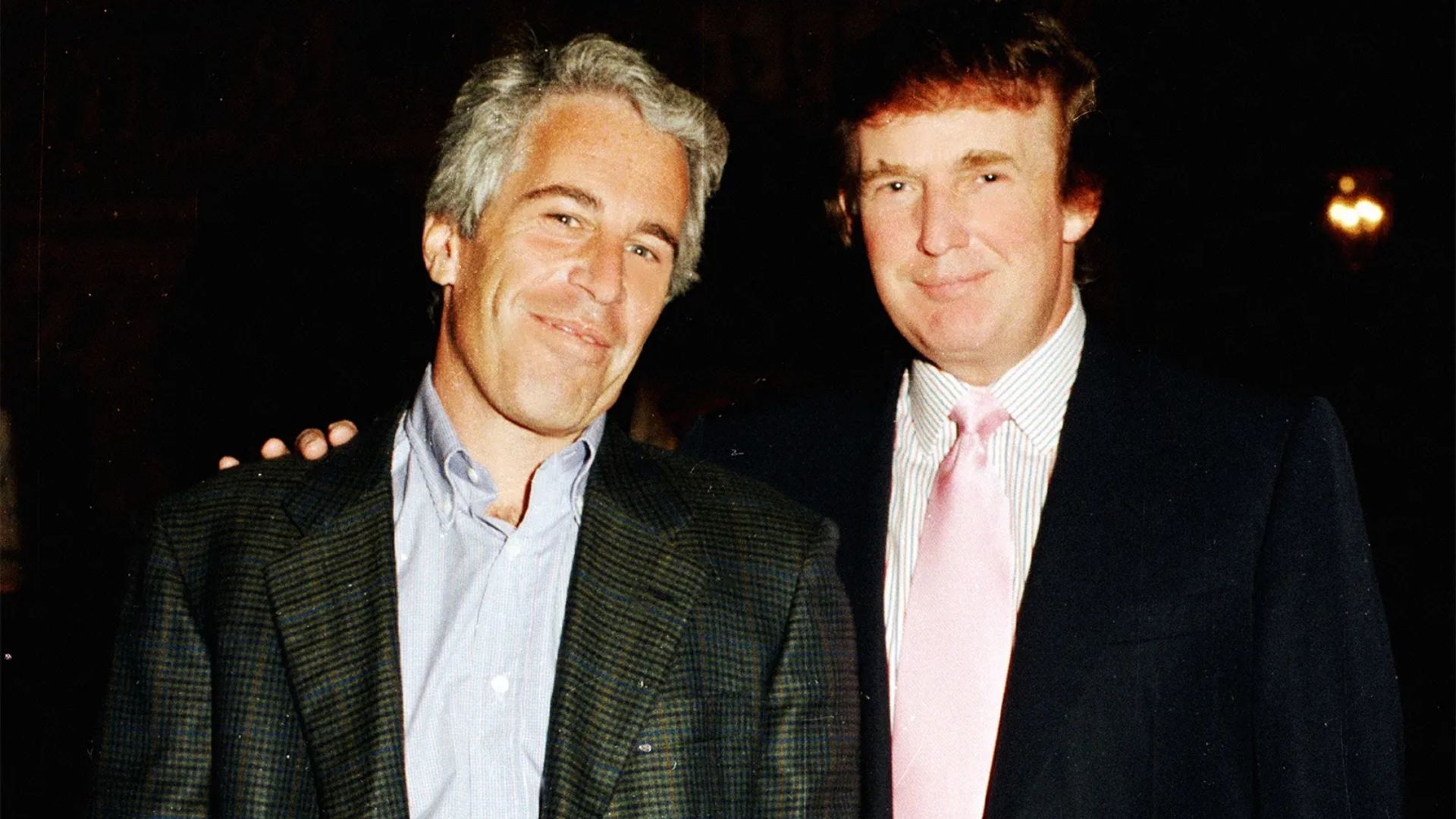 Firma Trump ley que ordena publicar todos los archivos del caso Jeffrey Epstein