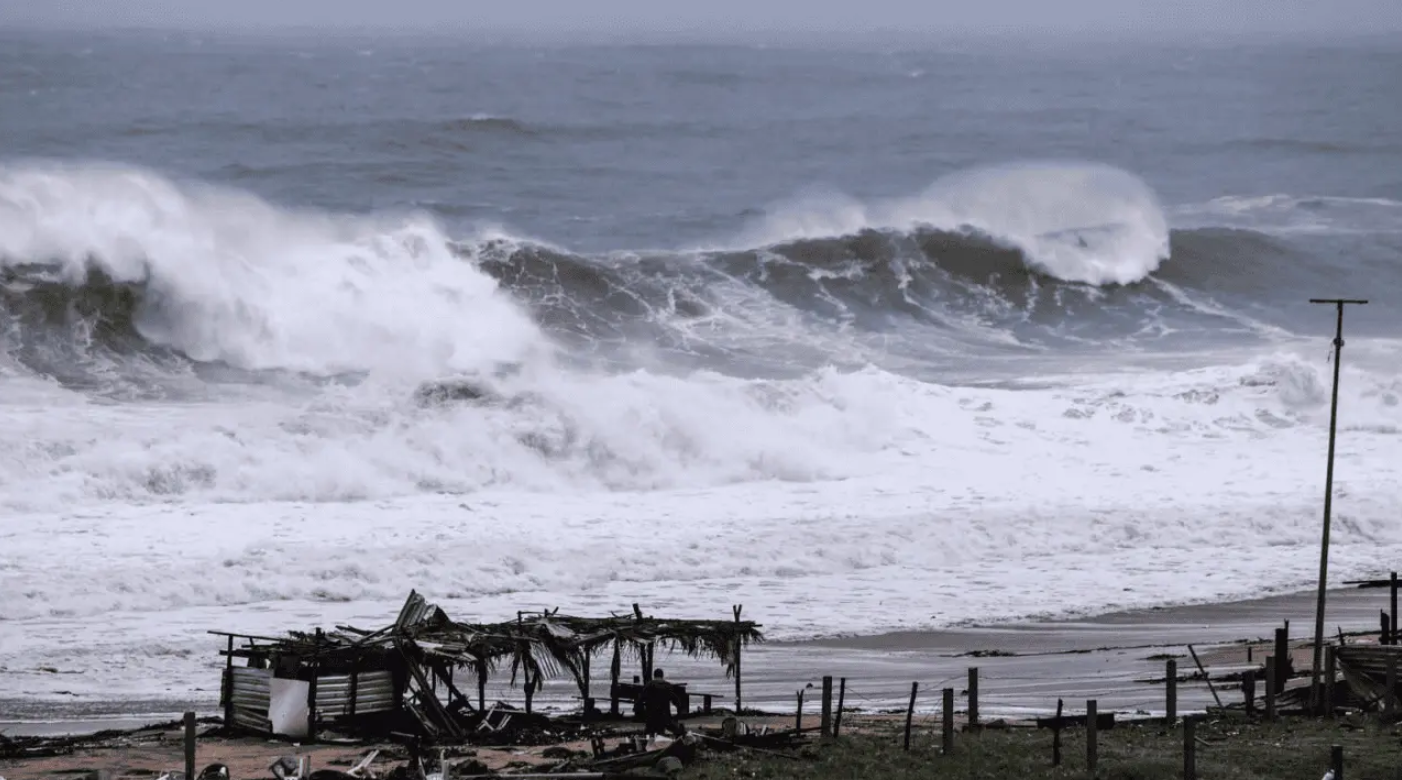 Huracán Polo deja saldo blanco en Baja California Sur; tocará tierra en Sonora