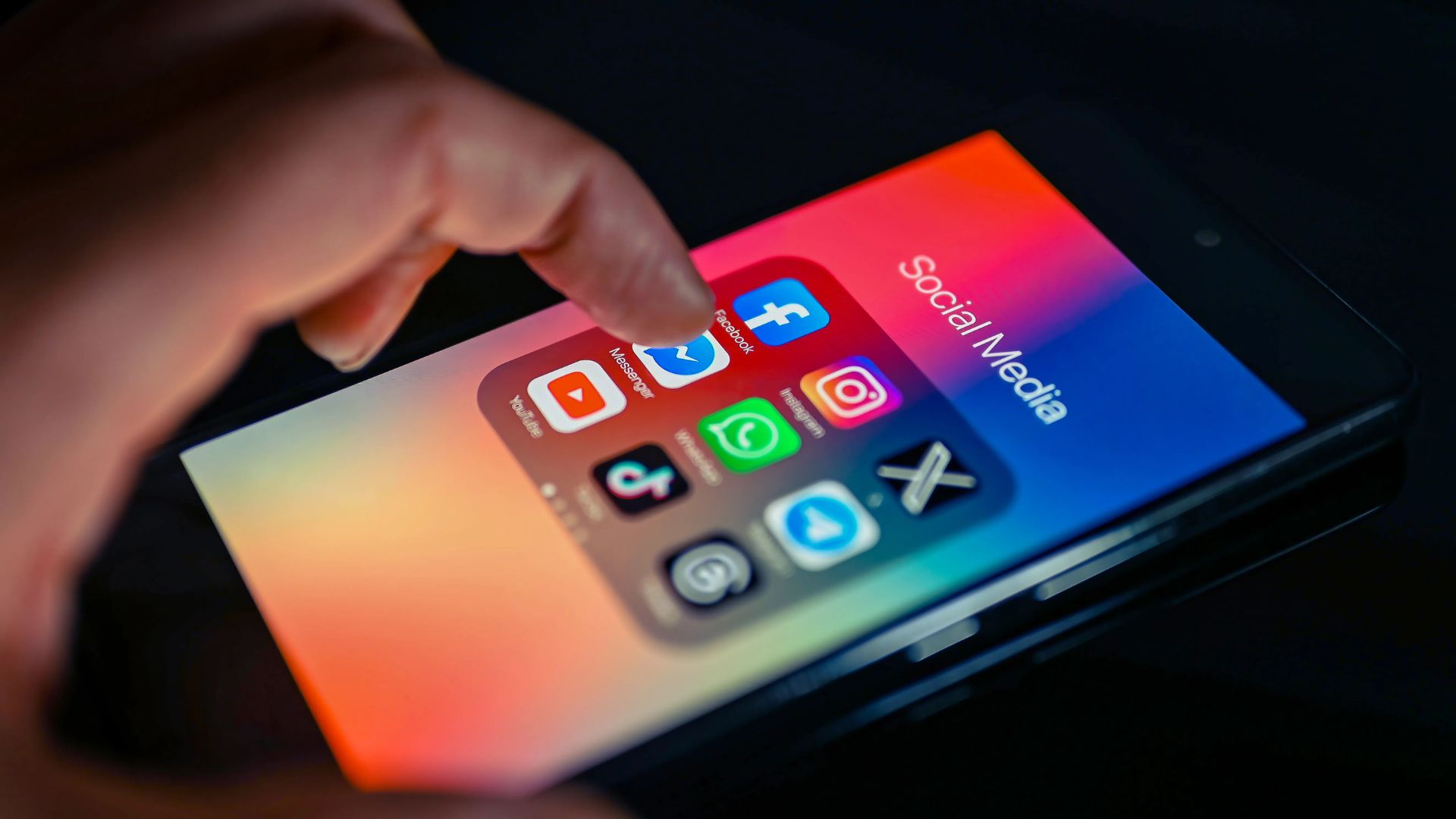 Limitará Reino Unido uso de redes sociales a menores de 16 años y aplicará toque de queda digital a adolescentes