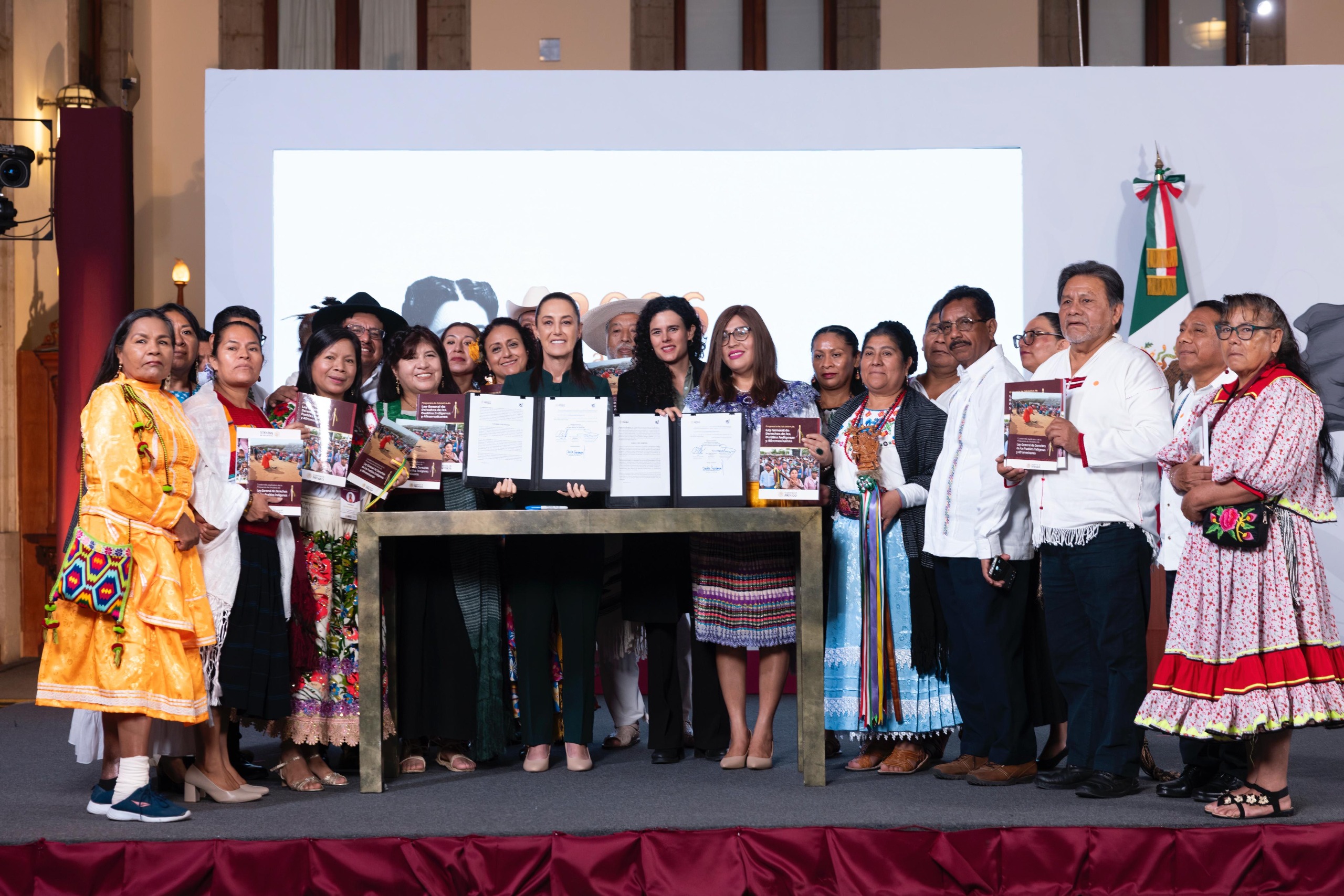 Destaca Claudia Sheinbaum reconocimiento de pueblos indígenas y afromexicanos; lanza consulta sobre Ley General
