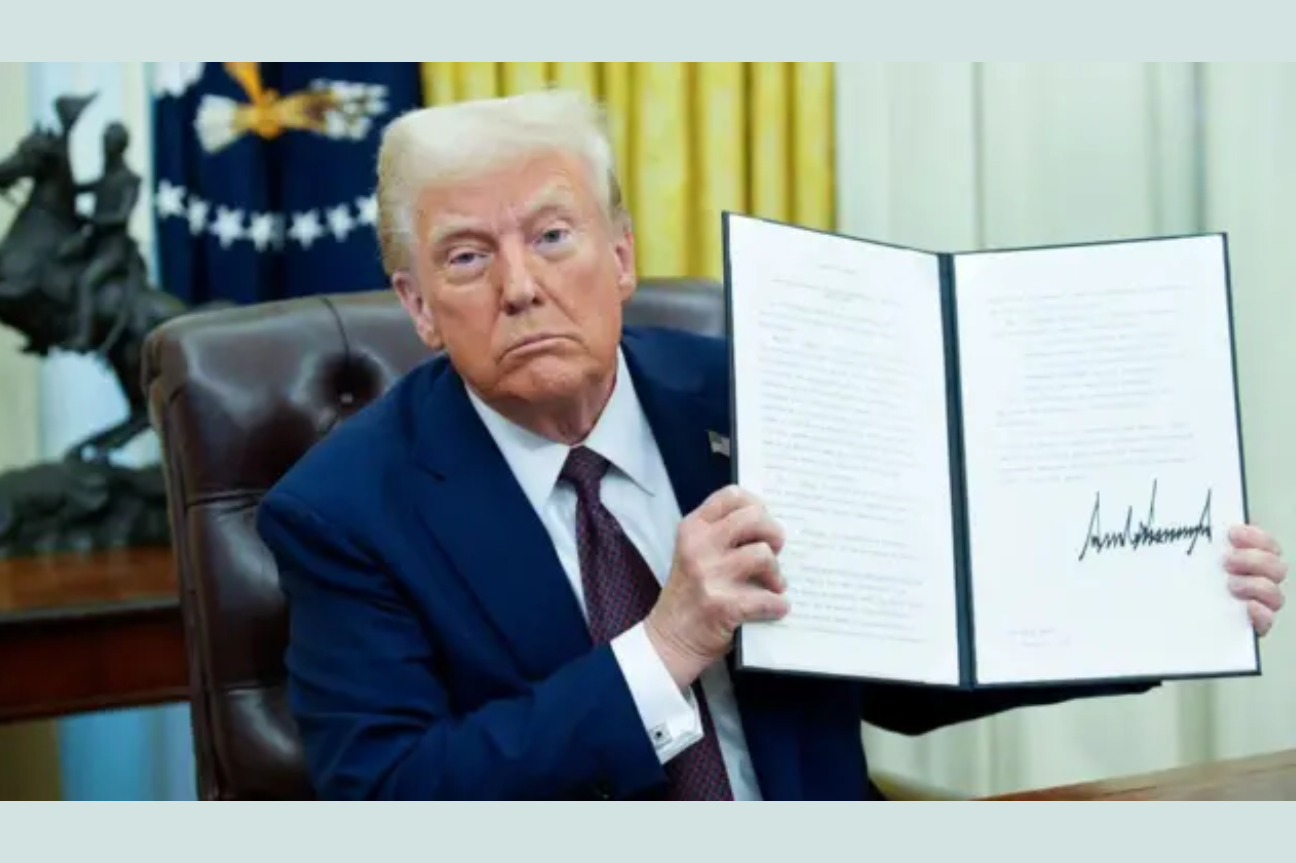 Firma Donald Trump aranceles del 25% a automóviles fabricados fuera de Estados Unidos
