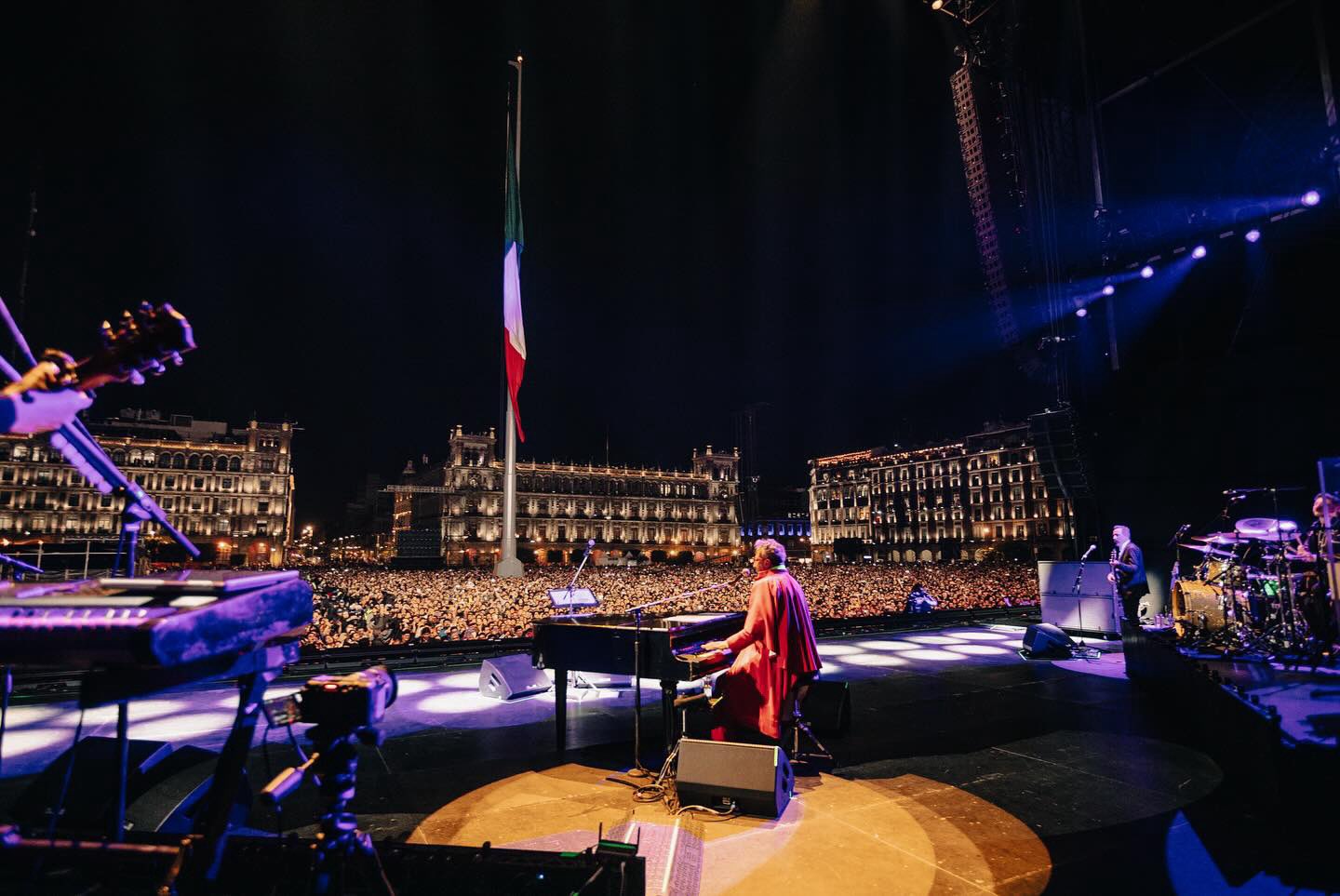 Fito Páez hace vibrar a más de 80 mil personas en el Zócalo de la CDMX
