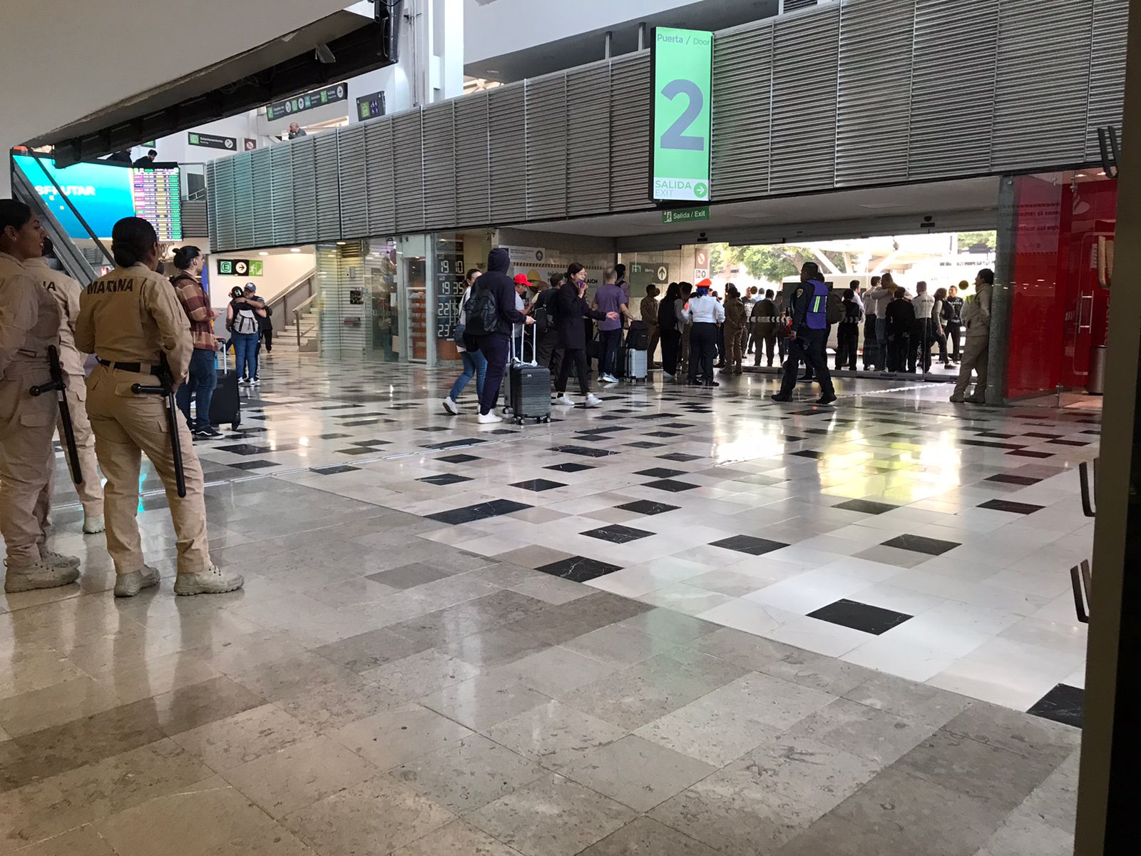 Bloquean integrantes de la CNTE Aeropuerto Internacional de la Ciudad de México
