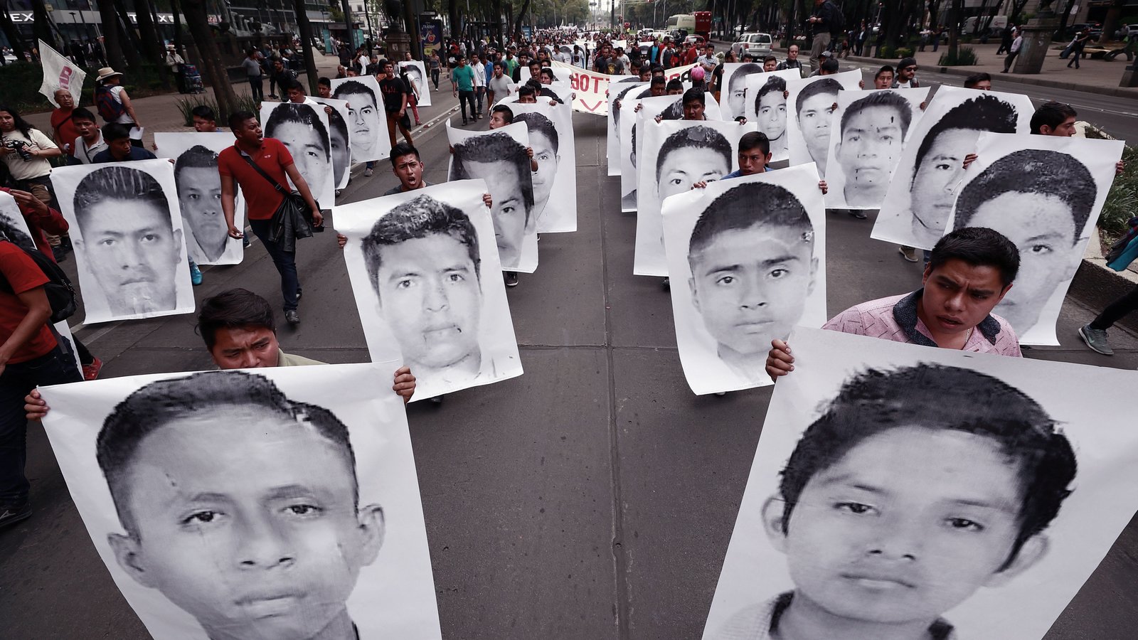 Detienen a 9 policías por su presunta participación en la desaparición de los 43 normalistas de Ayotzinapa