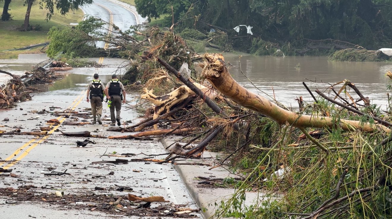 Dejan inundaciones en Texas al menos 27 fallecidos y 27 niñas desaparecidas