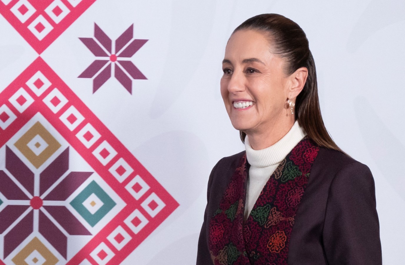 Suma 37% creación de nuevos lugares en preparatoria; meta sexenal es de 150 mil: Claudia Sheinbaum