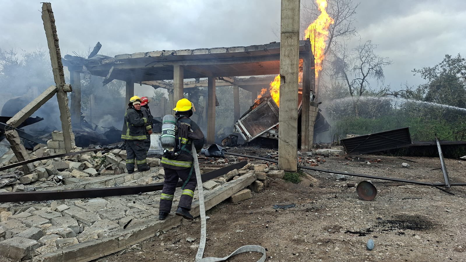 Explosión de cuatro pipas de gas LP dejan 3 lesionados y 2 mil evacuados en Tepeaca, Puebla