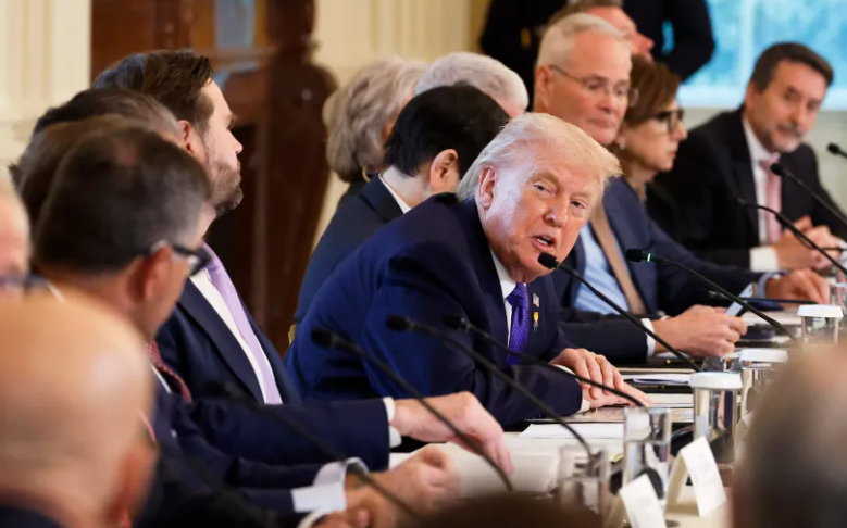 Dialoga Trump con grandes petroleras sobre Venezuela