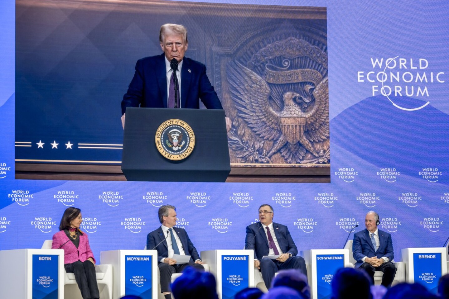 La relación con México "va muy bien", declara Donald Trump en Davos